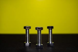 Visserie et chevilles : tout savoir pour des fixations durables